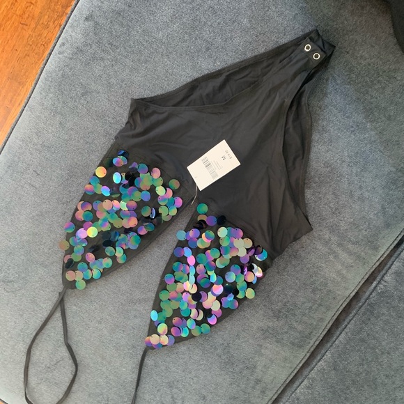 Party top. - Picture 2 of 3